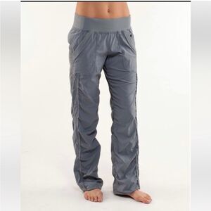 LULUEMON ATHLETICA GRAY STUDIO PANTS SIZE 8 LINED